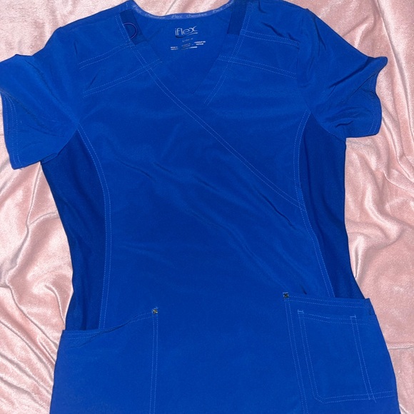 🔹Barely worn scrub set in Blue 🔹 - Picture 2 of 4